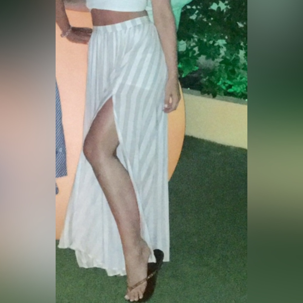 Showpo Striped High-Slit Maxi Skirt – White and Light Gray